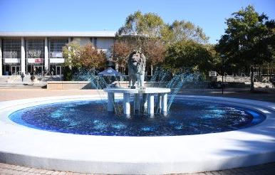 返校周蓝色喷泉